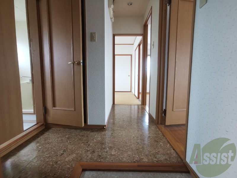 玄関からの様子です廊下から全てのお部屋につながります。 玄関からの様子です廊下から全てのお部屋につながります。