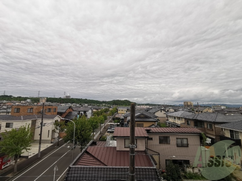 窓を開けると見える景色です、広い空がきれいに見えますね 窓を開けると見える景色です、広い空がきれいに見えますね