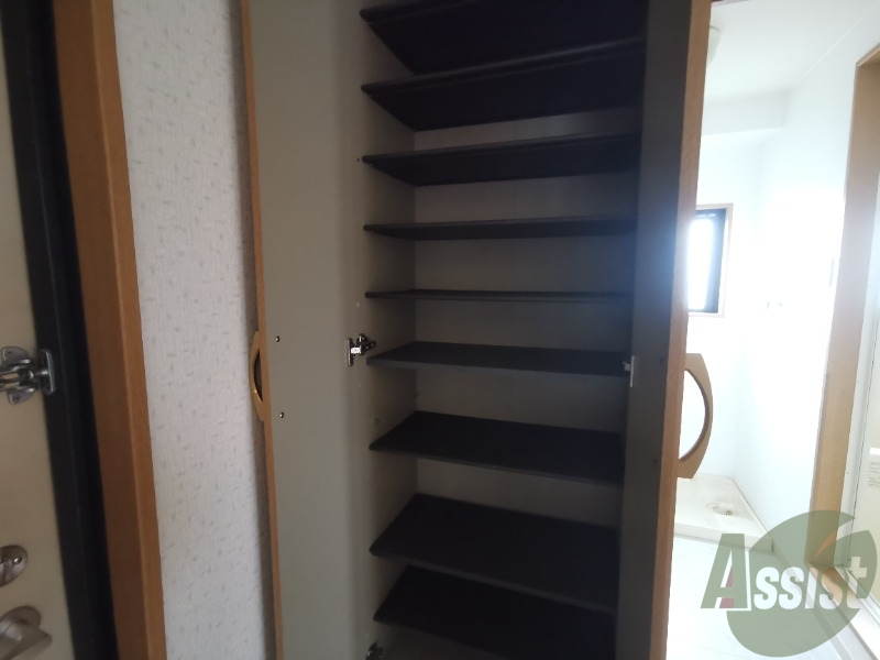 玄関にはシューズボックスがございますので安心してください。 玄関にはシューズボックスがございますので安心してください。