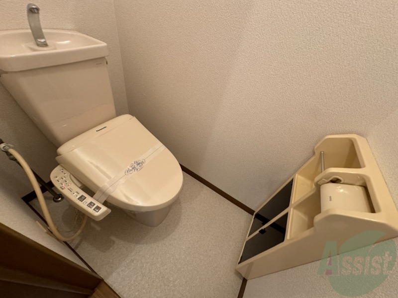 トイレはウォシュレット機能付きです。安心して使用できますね。 トイレはウォシュレット機能付きです。安心して使用できますね。