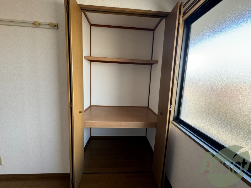 クローゼットを開けてみました。奥行きがあり広めですね。 クローゼットを開けてみました。奥行きがあり広めですね。