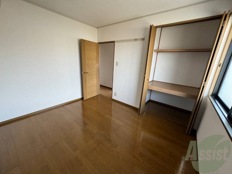 寝室になりそうな洋室です。シンプルで落ち着きますね。 寝室になりそうな洋室です。シンプルで落ち着きますね。