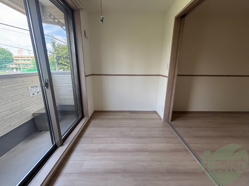 こちらが寝室です。カーテンを開ければ陽の光が当たりますね。 こちらが寝室です。カーテンを開ければ陽の光が当たりますね。