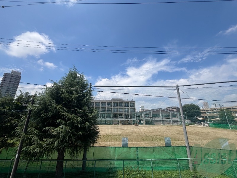 ベランダからの眺めとなっております。綺麗な青空が見えます ベランダからの眺めとなっております。綺麗な青空が見えます