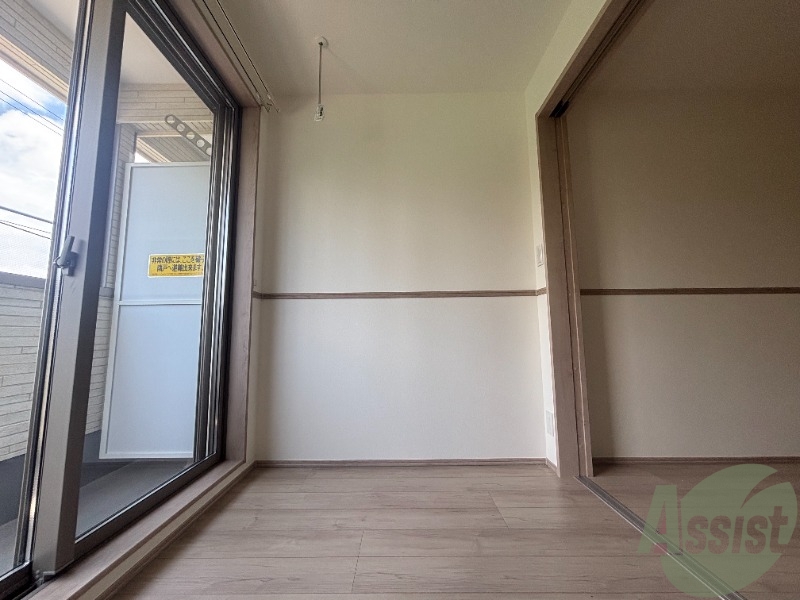 こちらが寝室です。カーテンを開ければ陽の光が当たりますね。 こちらが寝室です。カーテンを開ければ陽の光が当たりますね。