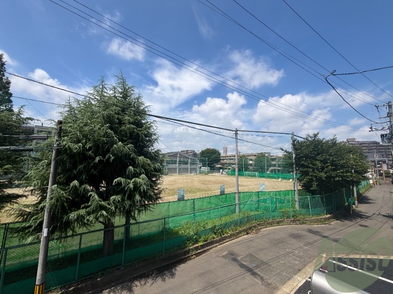 ベランダからの眺めとなっております。綺麗な青空が見えます ベランダからの眺めとなっております。綺麗な青空が見えます