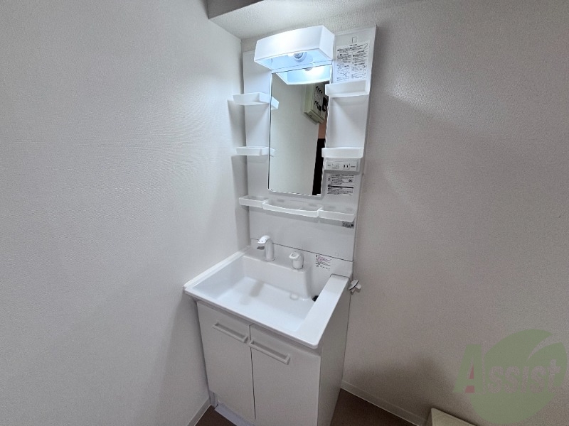 こちら洗面台でございます。下側に収納可能です。 こちら洗面台でございます。下側に収納可能です。