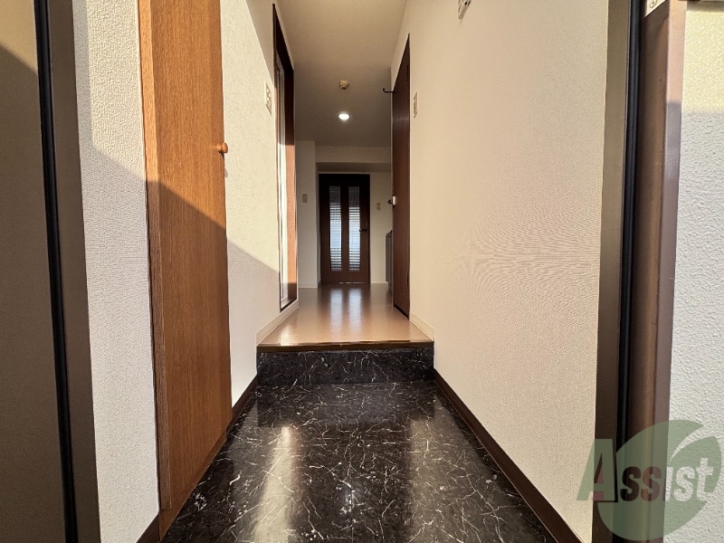 こちら玄関でございます。照明設備もございます。 こちら玄関でございます。照明設備もございます。