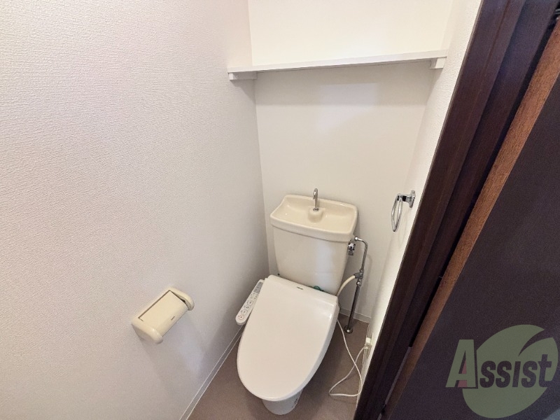 こちらトイレでございます。温水洗浄便座付きです。 こちらトイレでございます。温水洗浄便座付きです。