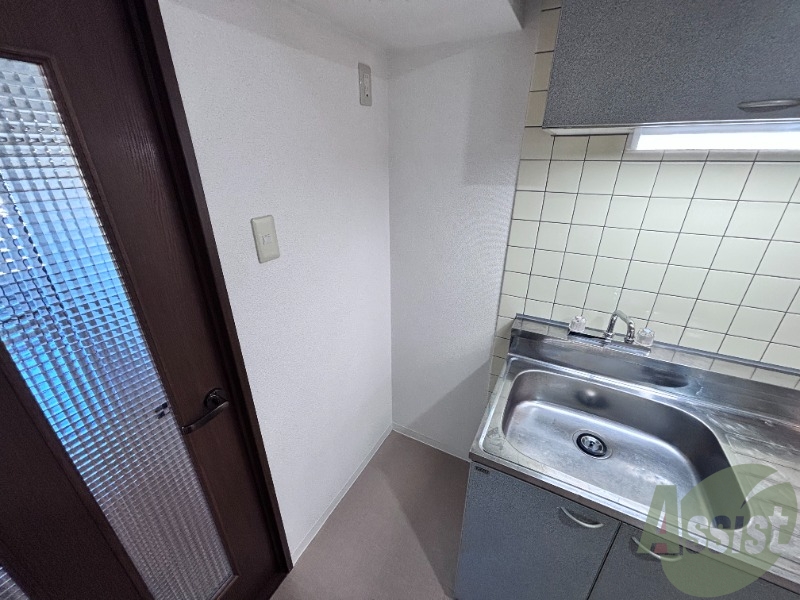 こちら冷蔵庫置き場でございます。台所横で嬉しいですね。 こちら冷蔵庫置き場でございます。台所横で嬉しいですね。