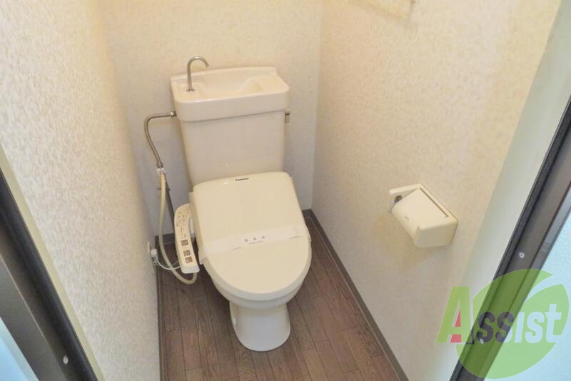 やけにトイレだけはきれいになってます。水回りの基本ですね やけにトイレだけはきれいになってます。水回りの基本ですね