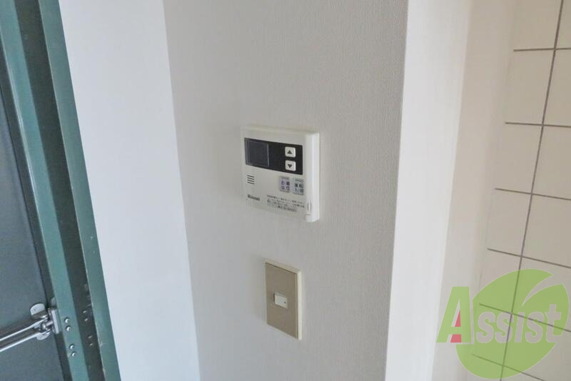 玄関の近くにこのリモコン。場所的にアンバランスっすね 玄関の近くにこのリモコン。場所的にアンバランスっすね