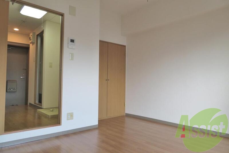 8帖もあって広々していて、過ごしやすいですね。 8帖もあって広々していて、過ごしやすいですね。