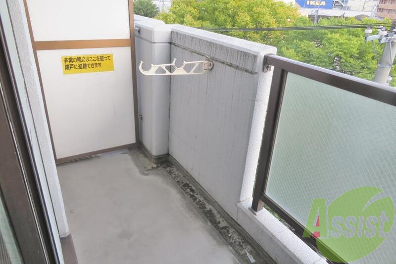 バルコニーも広くてお天気のいい日は布団も干せますね。 バルコニーも広くてお天気のいい日は布団も干せますね。