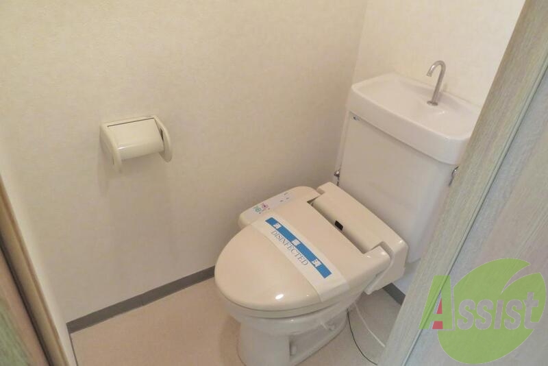 温水洗浄機能付きでいつでも快適です。 温水洗浄機能付きでいつでも快適です。