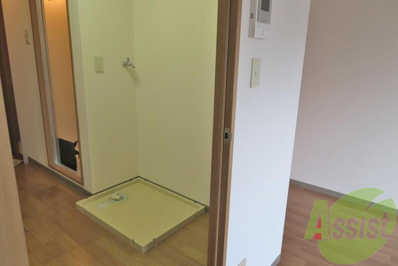 洗濯機置場は室内にございます。 洗濯機置場は室内にございます。