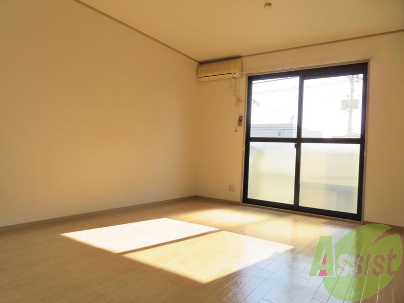 大きな窓から入る日差しが暖かいお部屋です。 大きな窓から入る日差しが暖かいお部屋です。