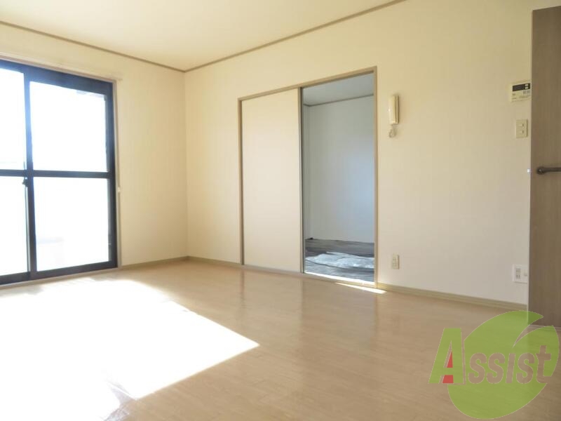 眩しい一枚です。床の色も明るいお部屋です。 眩しい一枚です。床の色も明るいお部屋です。