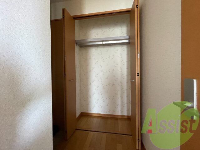 玄関前にもクローゼットがあるので、コートなど置けます。 玄関前にもクローゼットがあるので、コートなど置けます。