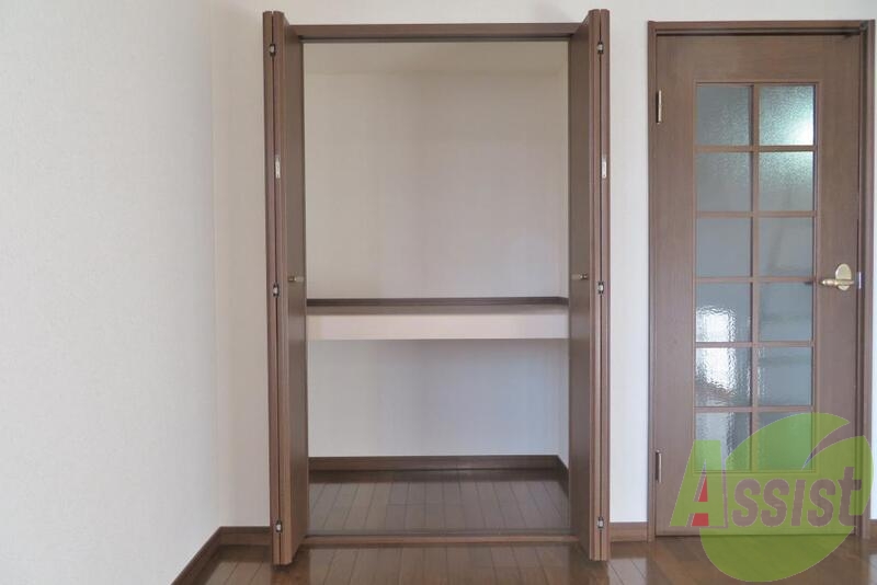 収納を開けたらビックリー。なんでも入る気がしますねー。 収納を開けたらビックリー。なんでも入る気がしますねー。