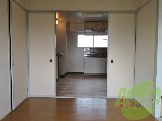 リビングは6帖と広々とした空間で、陽当たりも良好です。 リビングは6帖と広々とした空間で、陽当たりも良好です。