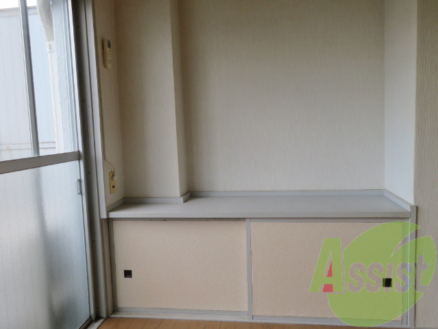 こちらにも収納があり、収納には困りませんね。 こちらにも収納があり、収納には困りませんね。