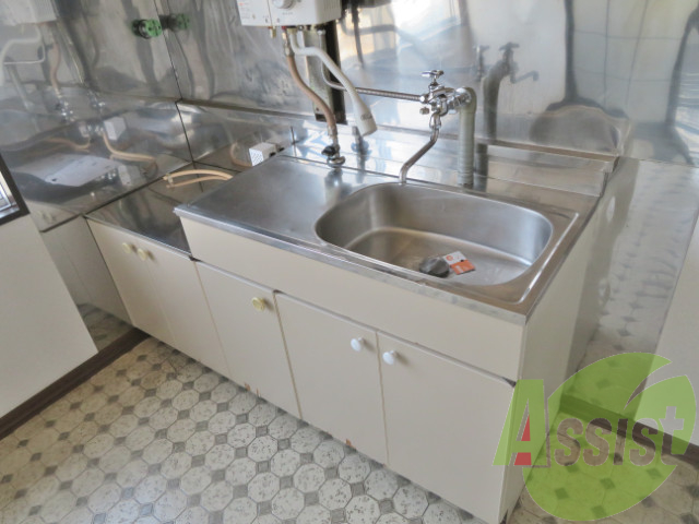 キッチンは広さがありますので掃除から調理まで楽ちん。 キッチンは広さがありますので掃除から調理まで楽ちん。