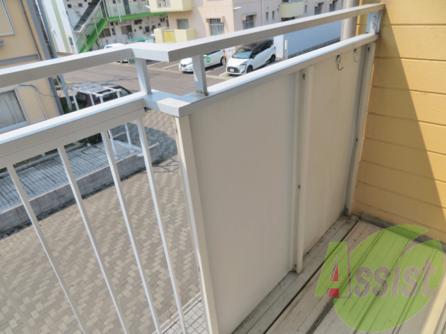 バルコニーは広さがありますので洗濯物を干すのみ簡単。 バルコニーは広さがありますので洗濯物を干すのみ簡単。
