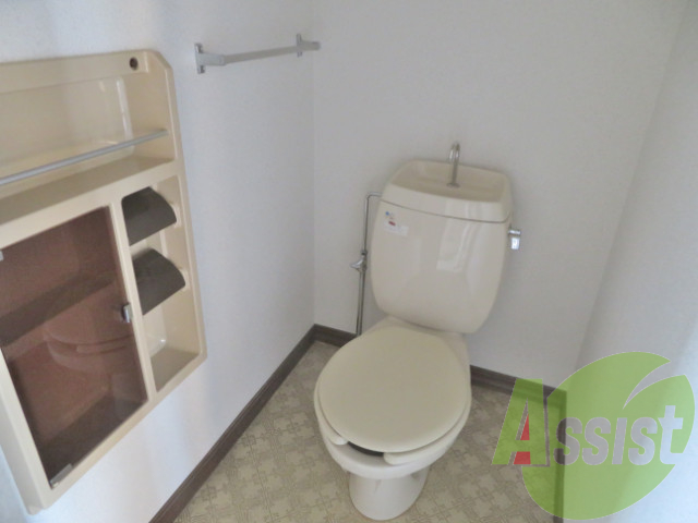 お手洗いはこじんまりとした程よい広さ。落ち着きます。 お手洗いはこじんまりとした程よい広さ。落ち着きます。