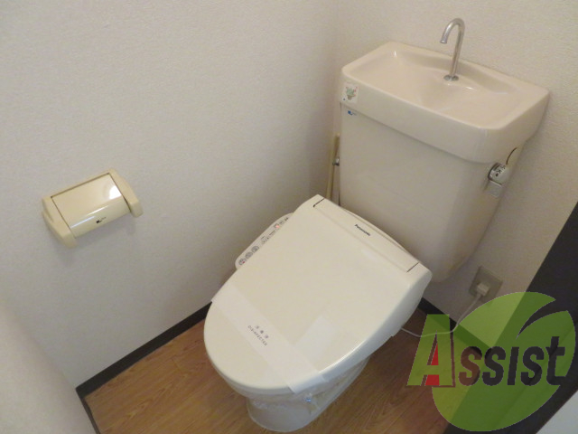 ウォシュレット機能がついたトイレです。安心して使用できますね ウォシュレット機能がついたトイレです。安心して使用できますね