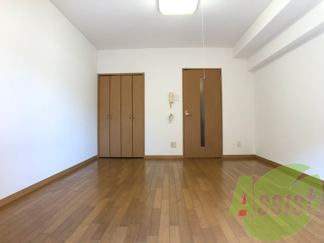 8帖の洋室が広がっています日射しがあり明るい。。 8帖の洋室が広がっています日射しがあり明るい。。