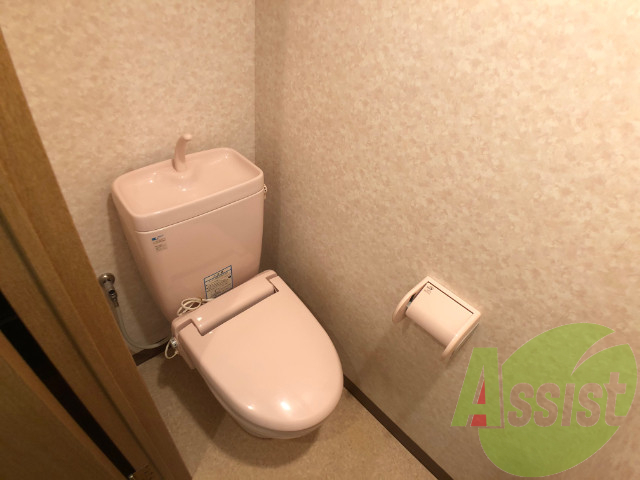 ウォシュレット付きのトイレです。安心して利用できますね。 ウォシュレット付きのトイレです。安心して利用できますね。