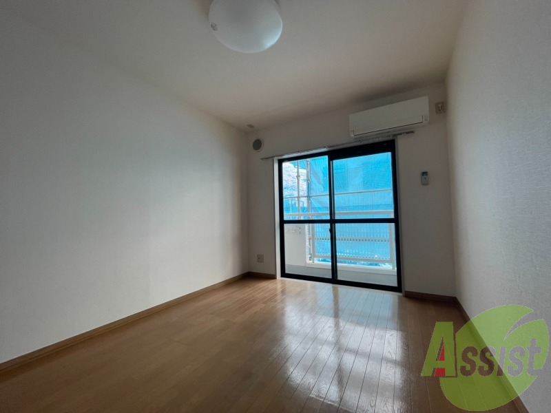 リビングと寝室は同じお部屋になります。お好きな場所にどうぞ。 リビングと寝室は同じお部屋になります。お好きな場所にどうぞ。