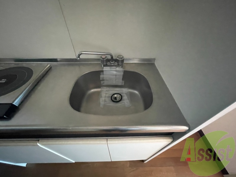 洗面はこちらをお使いください。キッチンは何かと便利です。 洗面はこちらをお使いください。キッチンは何かと便利です。