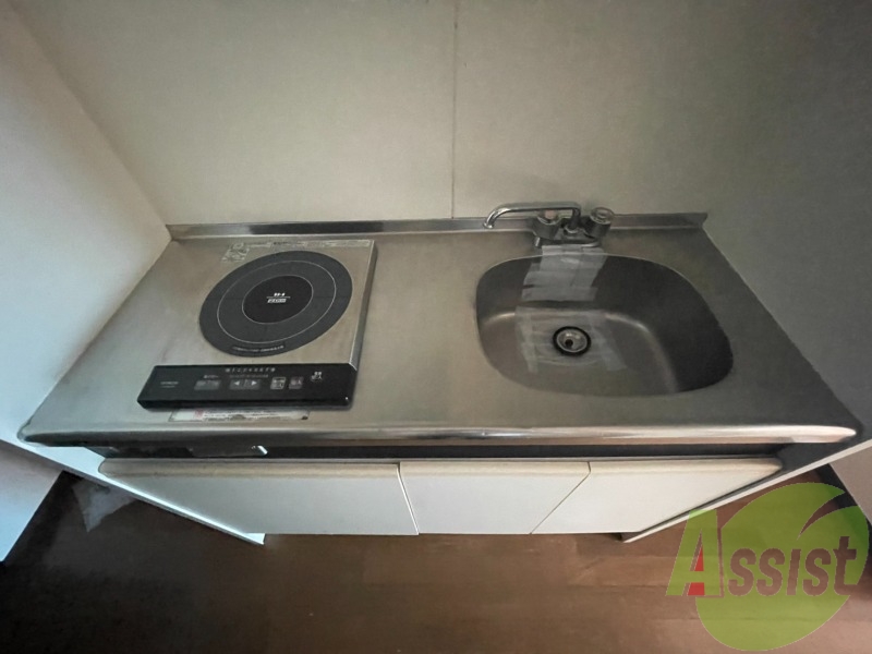 別角度のキッチンです。下には収納がありますので困りません。 別角度のキッチンです。下には収納がありますので困りません。