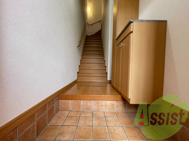 玄関を開ければ階段があります。癒しが待ってます。 玄関を開ければ階段があります。癒しが待ってます。