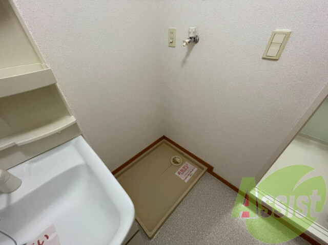 洗面台の横に洗濯機置き場あります。室内にあります。 洗面台の横に洗濯機置き場あります。室内にあります。