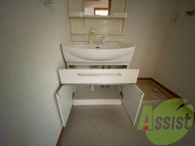 独立洗面台の収納も多いのは嬉しいポイント。 独立洗面台の収納も多いのは嬉しいポイント。