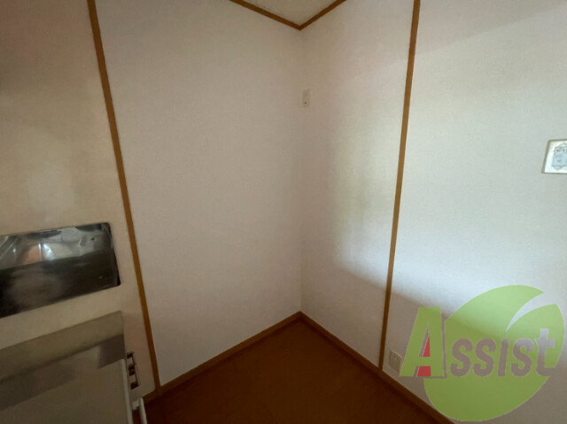 キッチン後ろに冷蔵庫置き場あります。大きいの置けます。 キッチン後ろに冷蔵庫置き場あります。大きいの置けます。