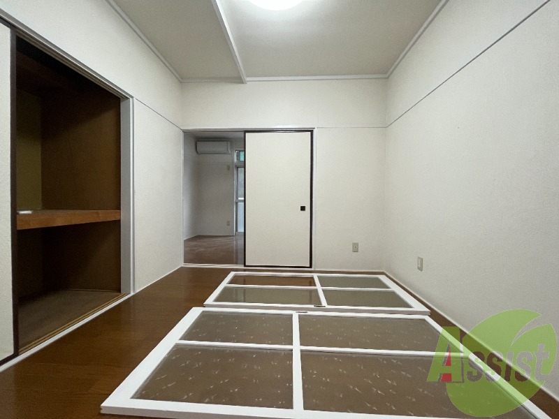 シンプルな洋室です。引き戸を開けると開放的です シンプルな洋室です。引き戸を開けると開放的です