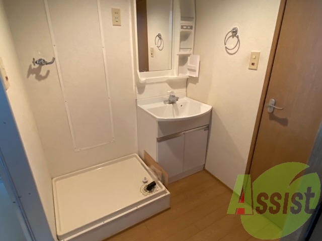 脱衣所内の洗面台となりには洗濯機置き場があります 脱衣所内の洗面台となりには洗濯機置き場があります