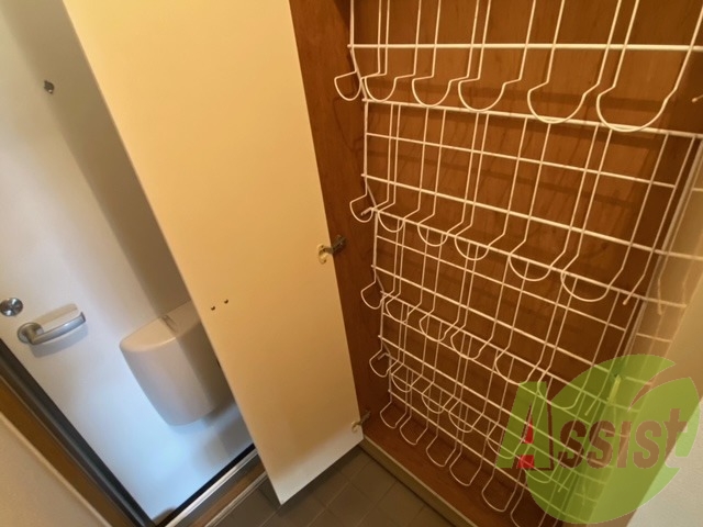 玄関にある縦型に収納するシューズボックスです 玄関にある縦型に収納するシューズボックスです