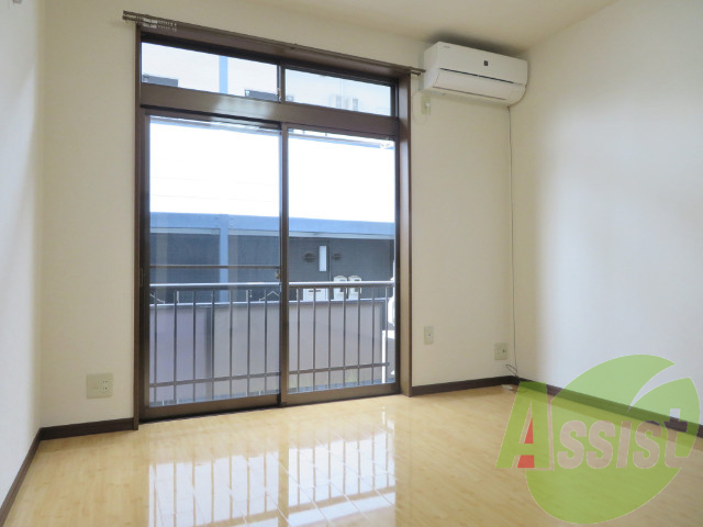 お部屋を別の角度から撮るとこのようになっています。 お部屋を別の角度から撮るとこのようになっています。