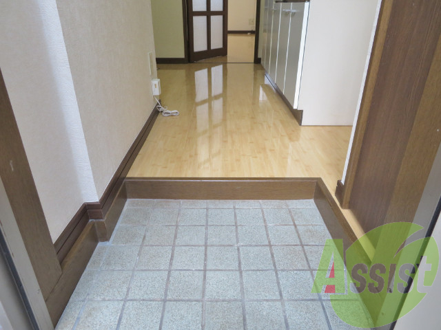 玄関です。少し狭いですが、傘立ても置けますね。 玄関です。少し狭いですが、傘立ても置けますね。