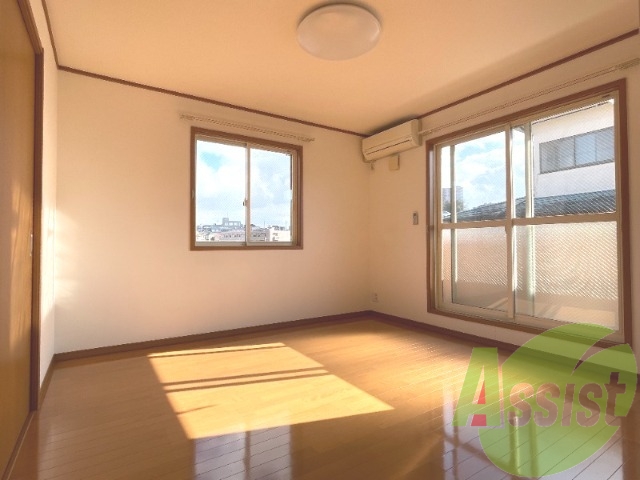 10.5帖のLDKです。生活のメインとなる部屋ですね。 10.5帖のLDKです。生活のメインとなる部屋ですね。