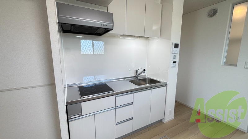 キッチンはIHなのでお手入れがしやすそうですね。 キッチンはIHなのでお手入れがしやすそうですね。