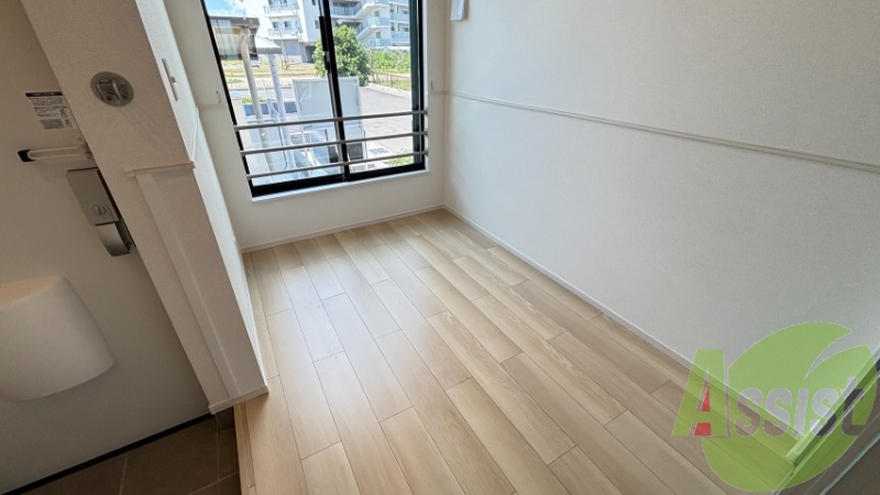 サンルームです。洗濯物を干すのに十分な広さがありますね。 サンルームです。洗濯物を干すのに十分な広さがありますね。