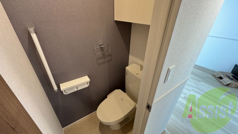 トイレはウォシュレット付きで、上には棚がございます。 トイレはウォシュレット付きで、上には棚がございます。