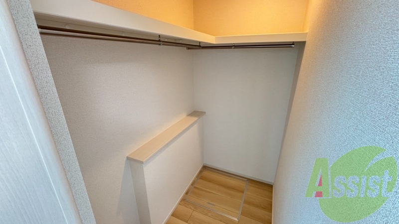 クローゼットを開けるとウォークインになっています。 クローゼットを開けるとウォークインになっています。