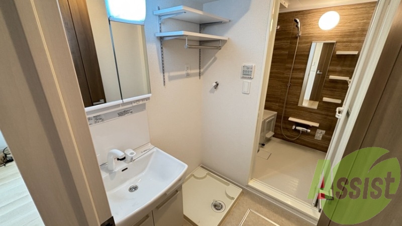 室内洗濯機置き場です。上には棚が付いております。 室内洗濯機置き場です。上には棚が付いております。